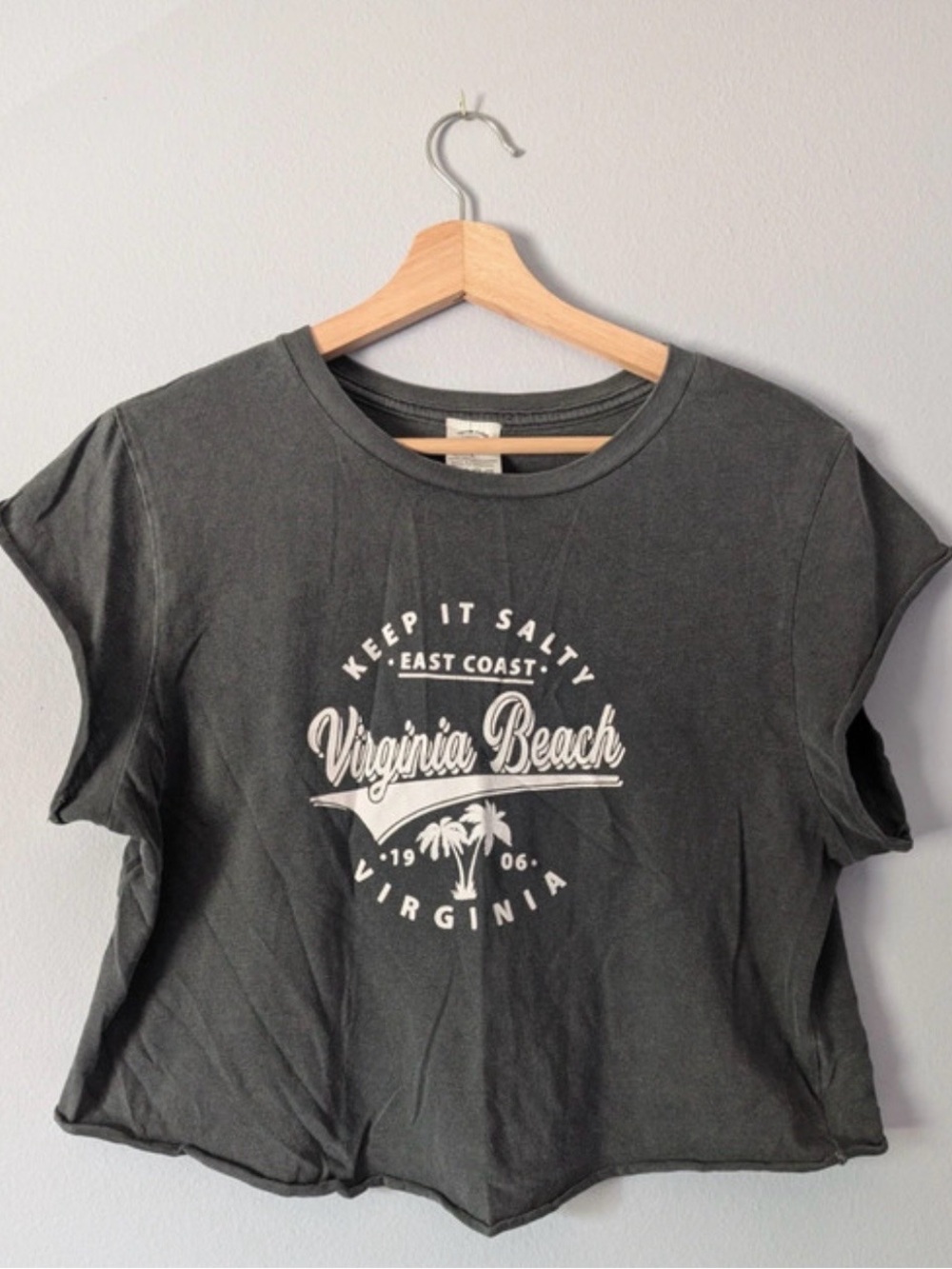 On Running Virginia Beach Charcoal Graphic Crop Tee
